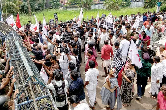അടൂർ പോലീസ് സ്റ്റേഷനിലേക്ക് സി.പി.എം. മാർച്ച്