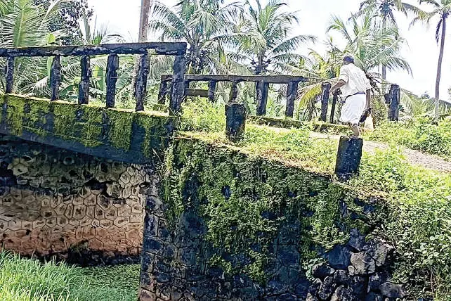 പൊളിക്കുമോ, പൊളിഞ്ഞുവീഴുമോ...?