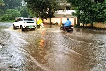 ഐമുറിയിൽ റോഡ് തോടാകുന്നു
