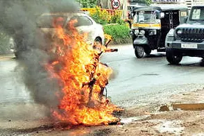 ഓടിക്കൊണ്ടിരിക്കേ ഇലക്ട്രിക്ക് സ്കൂട്ടർ കത്തിനശിച്ചു