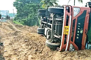 മണലിയിൽ കണ്ടെയ്നർ ലോറി മറിഞ്ഞു