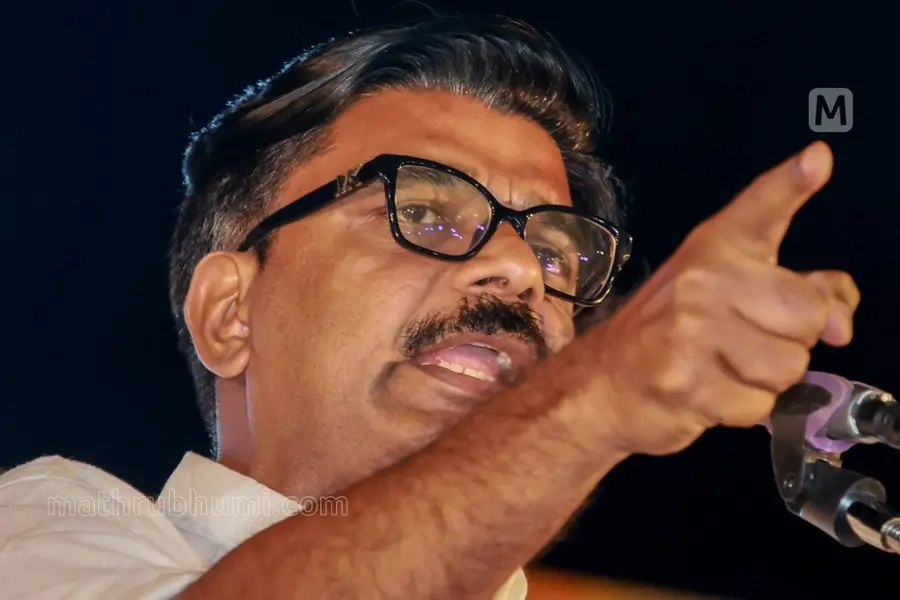 എഫ്.ഐ.ആറിനെച്ചൊല്ലി കോൺഗ്രസിൽ തർക്കം; പാർലമെന്ററി പാർട്ടി യോഗം വിട്ടിറങ്ങി കുഴൽനാടൻ