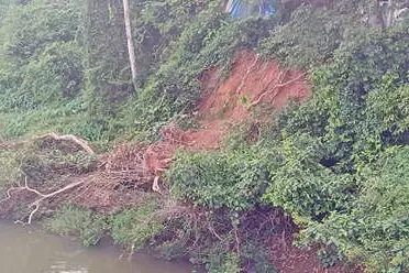വെള്ളപ്പൊക്കത്തിലിടിഞ്ഞ നദീതീരം ജനജീവിതത്തിനു ഭീഷണി; പരിഹാരമായില്ല