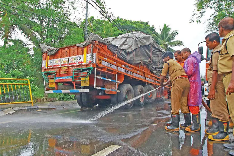 എ.സി. റോഡിൽ ചരക്കുലോറികൾ കൂട്ടിയിടിച്ചു; രണ്ടുപേർക്കു പരിക്ക്