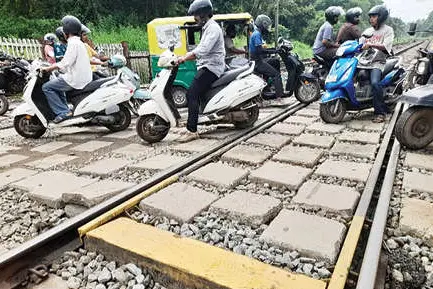 മൂരാട് റെയിൽവേ പാലം കമ്മിഷൻ: കോട്ടക്കൽ റെയിൽവേ ഗേറ്റ് യാത്ര ദുഷ്കരം