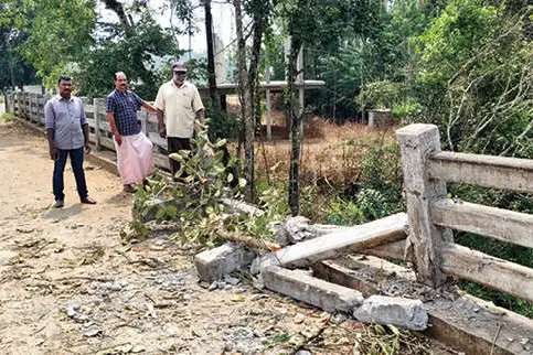 കഴുക്കലോടി പാലത്തിന്റെ കൈവരി തകർന്നു