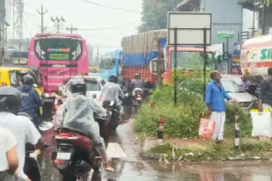 ബസിനുപിറകിൽ ലോറിയിടിച്ച് രണ്ടുപേർക്ക് പരിക്ക്; വൻ ഗതാഗതക്കുരുക്ക്