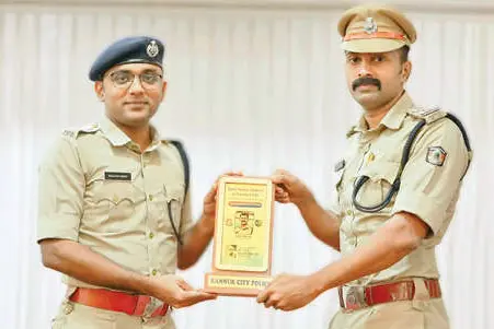 വളപട്ടണം മികച്ച പോലീസ് സ്റ്റേഷൻ; വിവിധ മേഖലയിലെ ഉദ്യോഗസ്ഥർക്കും ആദരവ്