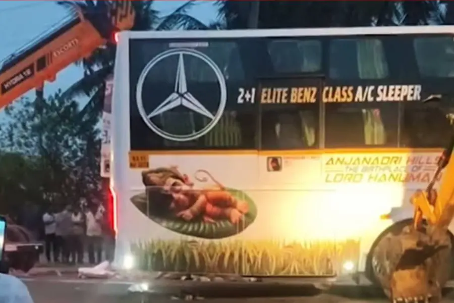 കോഴിക്കോടുനിന്ന് ബെംഗളൂരുവിലേക്ക് പോയ ബസ് ലോറിയുമായി കൂട്ടിയിടിച്ച് നാലുപേർ മരിച്ചു
