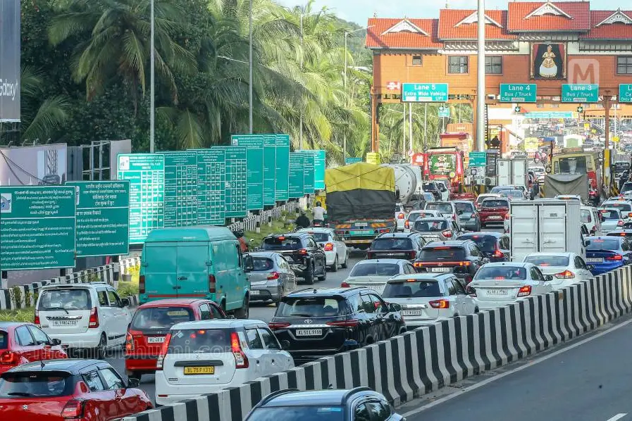 പന്തീരാങ്കാവ് ടോൾ പ്ലാസയിൽ വൻ തട്ടിപ്പ്; സ്വകാര്യ ക്യുആർ സ്കാനറിലൂടെ ജീവനക്കാർ 7 ലക്ഷം രൂപ തട്ടി