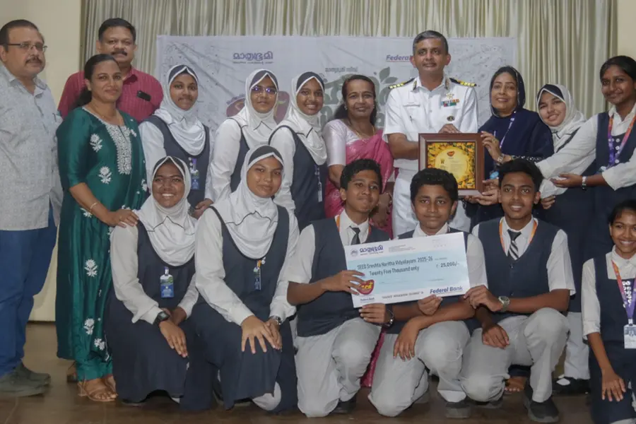 SEED students and teachers from Karumalloor Alangad Jama-ath Public School receive the District Sreshtha Haritha Vidyalayam Award under the Mathrubhumi SEED project from Captain Manoj Kumar, Officer-in-Charge, Naval Construction Wing, Southern Naval Command. Also present are Lakshmisree (Deputy Director, Agriculture Department), S. Prakash (Senior News Editor, Mathrubhumi), and S. Manoj Kumar (Senior Circulation Manager).