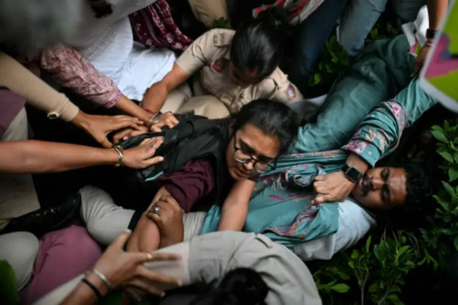 അഭിജീത്തും നേഹയും കസ്റ്റഡിയിൽ; ദേശീയപതാകയേന്തി പ്രതിഷേധിച്ച് സിജെപി, തലസ്ഥാനം സമരമുഖരിതം