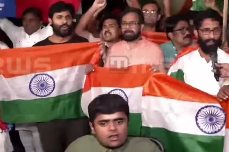 ദേശീയപതാകയേന്തി പ്രതിഷേധിച്ച് ഇടത് എംപിമാരും; എത്രപേരെ കസ്റ്റഡിയിലെടുത്താലും പ്രക്ഷോഭം മുന്നോട്ടെന്ന് ബ്രിട്ടാസ്