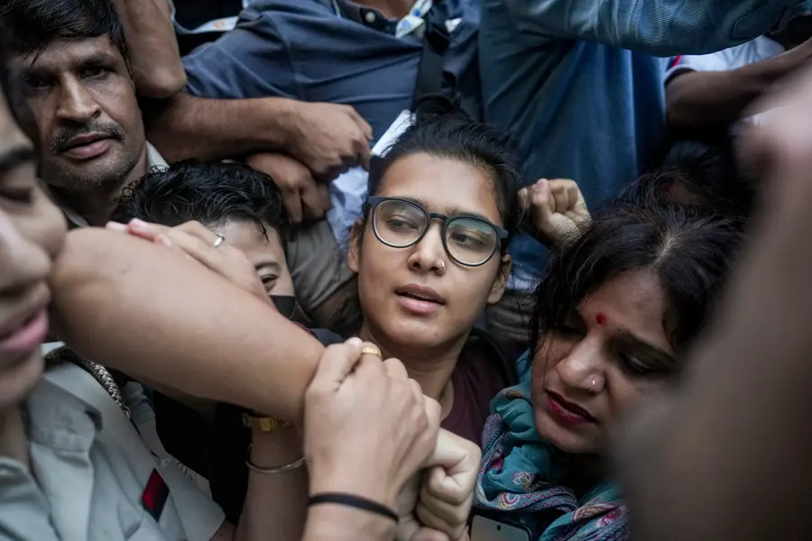 ‘ഇത് തട്ടിക്കൊണ്ടുപോകൽ’, നേഹയെ കസ്റ്റഡിയിലെടുത്ത് അജ്ഞാതകേന്ദ്രത്തിലേക്ക് കൊണ്ടുപോയെന്ന് ആരോപണം