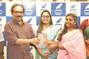 ‘കടലൊഴിയാതെ പ്രകാശനം ചെയ്തു’