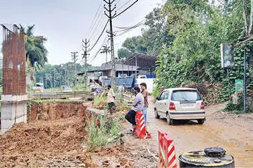 മണിമല റോഡിലെ നിയന്ത്രണം; ബസുകാർ പ്രതിഷേധത്തിൽ
