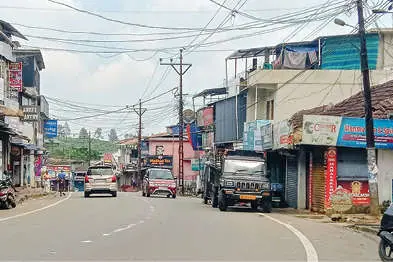 സി.പി.എം. ഹർത്താൽ പൂർണം, കുമളിയിൽ സംഘർഷം