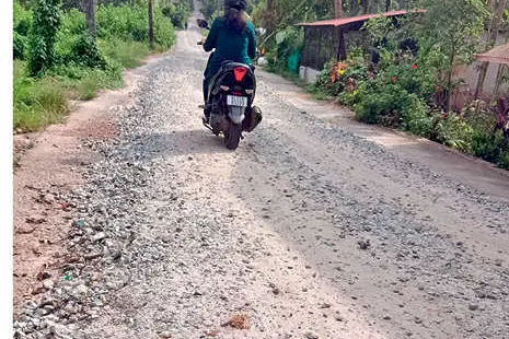 കൂനയിൽ സ്കൂൾ-ഐശ്വര്യ സ്കൂൾ റോഡിൽ യാത്രക്കാർ വലയുന്നു