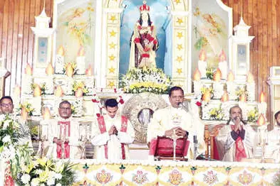 മാഹി ബസിലിക്ക തിരുനാളിൽ ആഘോഷമായ ദിവ്യബലി