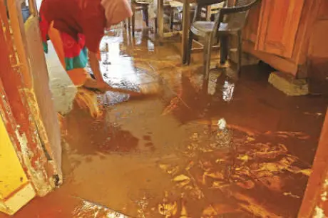 ചെളി മയമായി വില്ലേജോഫീസ് കെട്ടിടം