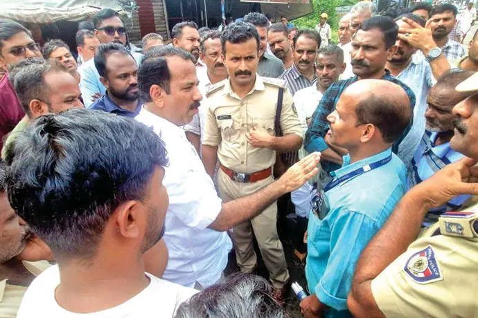 തെരുവോരത്തെ പെട്ടിക്കടകൾ പൊളിച്ചുമാറ്റാൻ ഉദ്യോഗസ്ഥരെത്തി