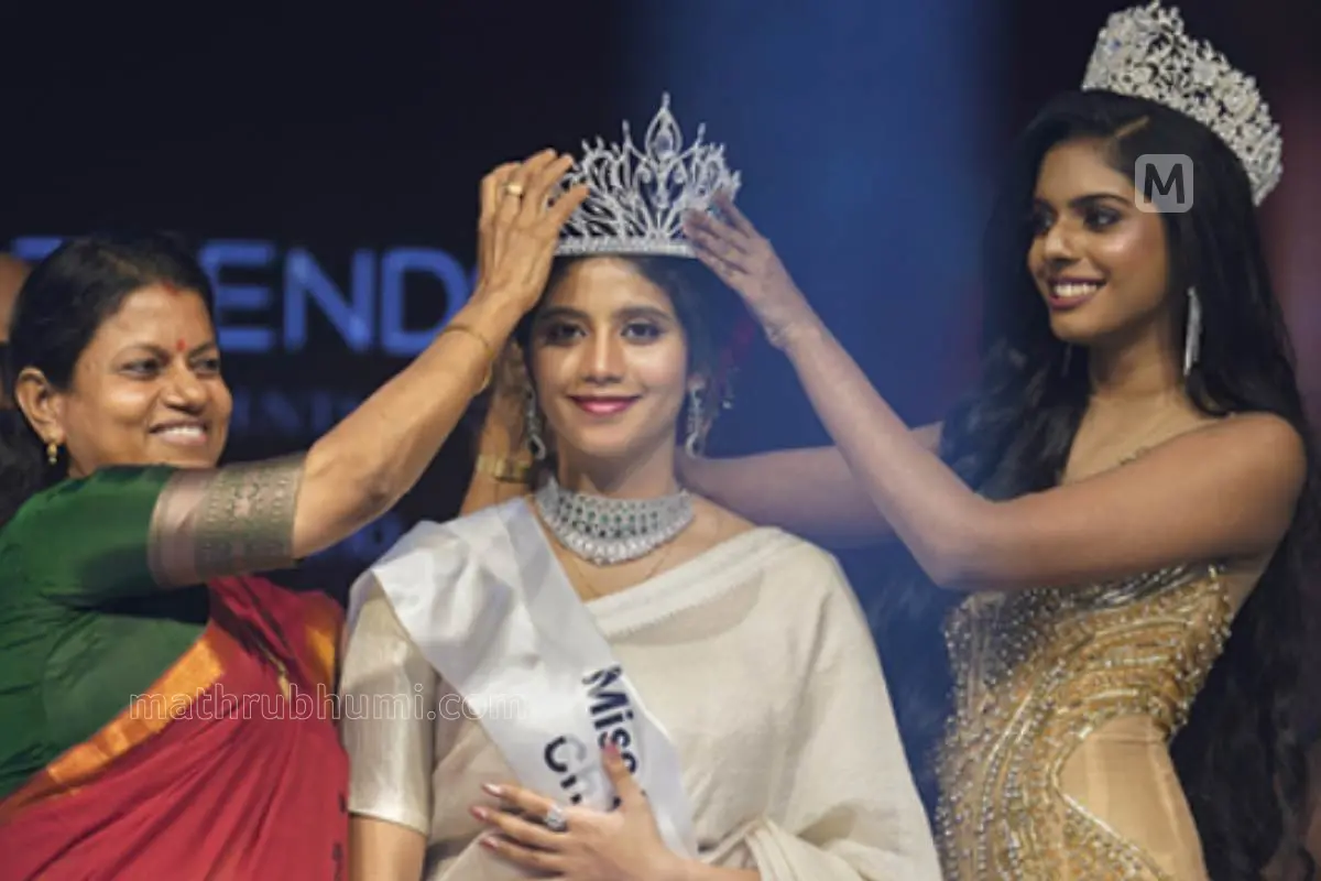 ട്രെൻഡ്സ് ഇംപ്രസാരിയോ മിസ് കേരള 2026 കിരീടം ചിത്രാംബരിക്ക് മന്ത്രി ബിന്ദു കൃഷ്ണയും മിസ് കേരള 2025 വിജയി ശ്രീനിധി സുരേഷും ചേർന്ന് അണിയിക്കുന്നു