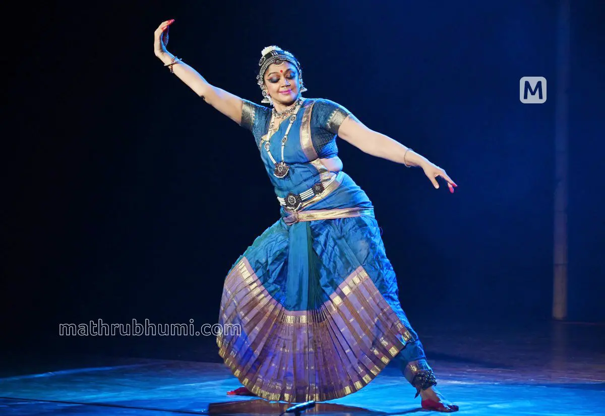 സൂര്യാ ഫെസ്റ്റിവലിന്റെ ഭാഗമായി തിരുവനന്തപുരത്ത് ടാഗോർ തിയേറ്ററിൽ നടി ശോഭന അവതരിപ്പിച്ച ഭരതനാട്യം | ഫോട്ടോ: ബിജു വർഗീസ് / മാതൃഭൂമി
