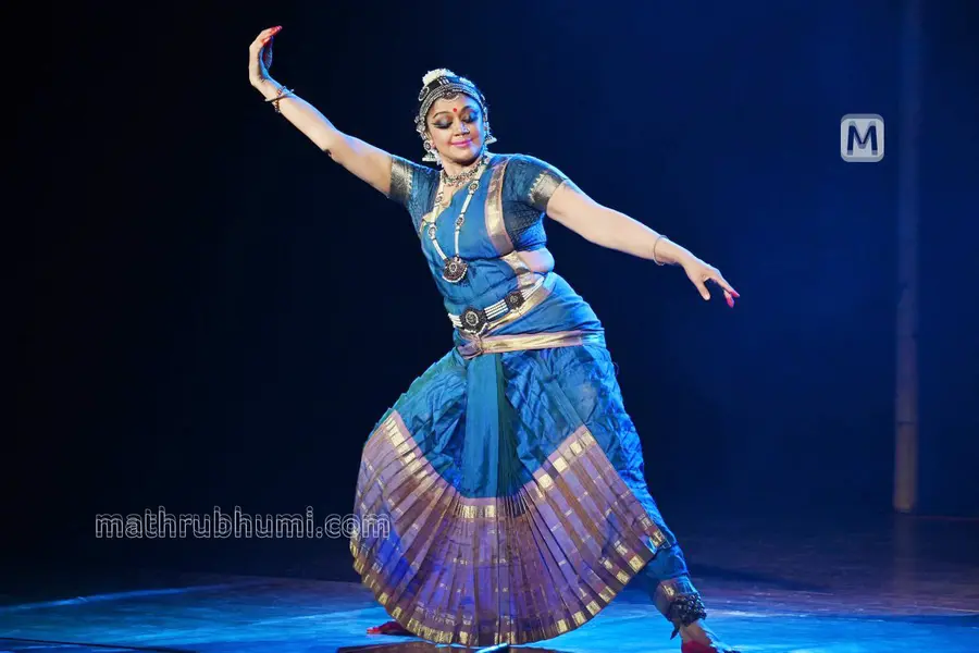 ഞങ്ങളുടെ കാലത്ത് വാം-അപ്പ് പതിവില്ലായിരുന്നു; വർഷങ്ങളോളമുള്ള നൃത്തം കാല്പാദങ്ങളിലേൽപ്പിച്ച ആരോഗ്യപ്രശ്നങ്ങളെക്കുറിച്ച് ശോഭന