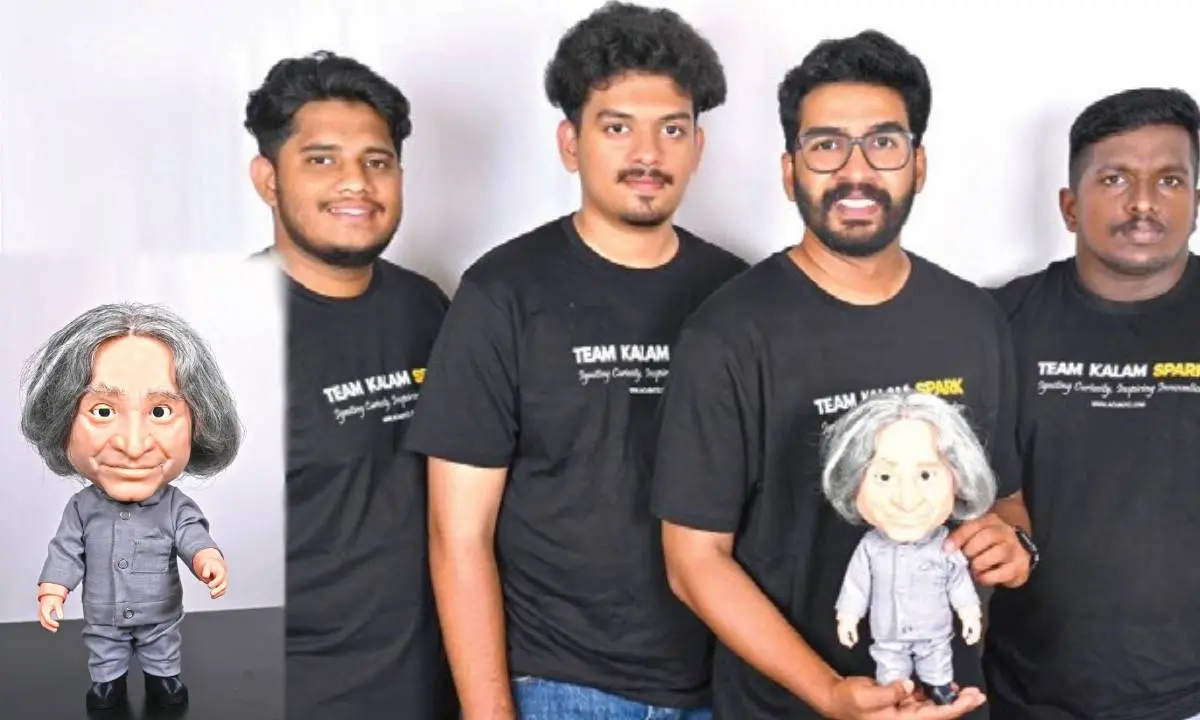 കലാം സ്പാര്ക്ക് റോബോട്ട് തയ്യാറാക്കിയ അധ്യാപകന് ജെ.എസ്. കൃഷ്ണനുണ്ണിയും വിദ്യാര്ഥികളായ അഭിനന്ദ് അനില്കുമാര്, യു.ആര്. അഖില്രാജ്, മുഹമ്മദ് ഹബീബ് എന്നിവരും