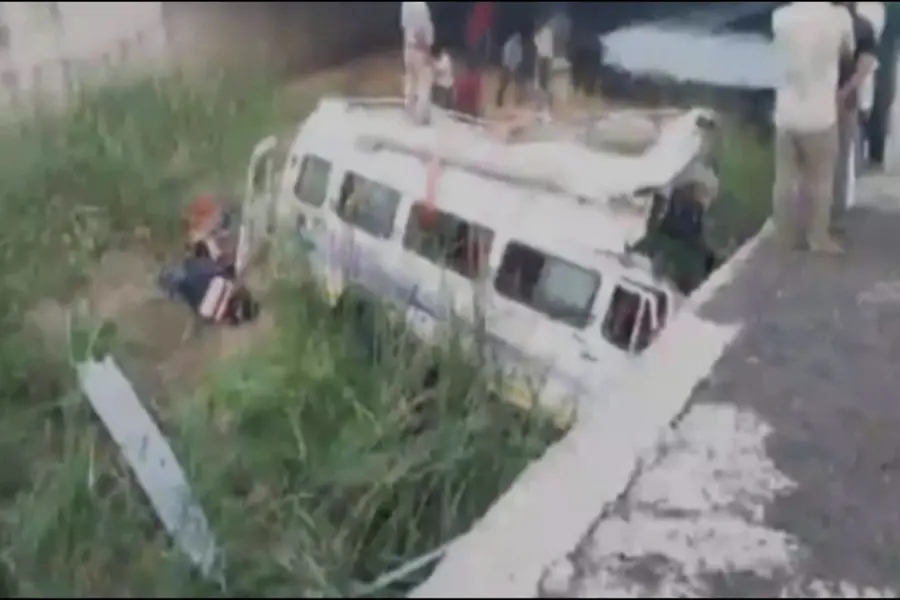 Eight people were killed and 17 injured after a passenger vehicle plunged into a ditch on the Delhi-Mumbai Expressway in Rajasthan