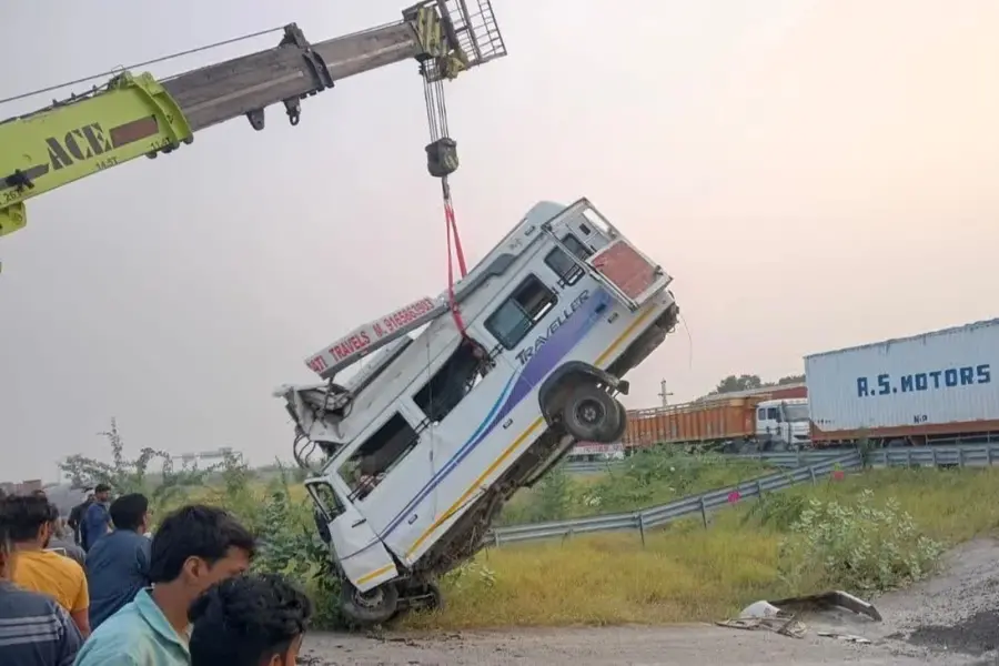 ഡൽഹി-മുംബൈ എക്സ്പ്രസ് വേയിൽ നിയന്ത്രണം വിട്ട ബസ് ഓടയിലേക്കുവീണു; 8 തീർഥാടകർക്ക് ദാരുണാന്ത്യം
