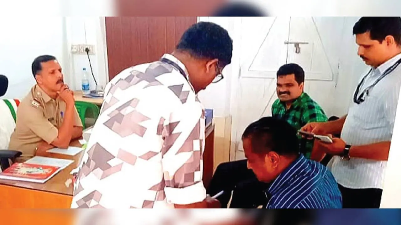 വൈക്കം സി.ഐ. ഓഫീസിൽ വിജിലൻസ് സംഘം പരിശോധന നടത്തുന്നു