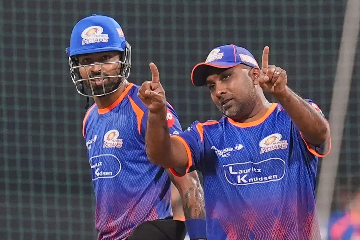 From (L) Hardik Pandya and Mahela Jayawardene | Photo: PTI
