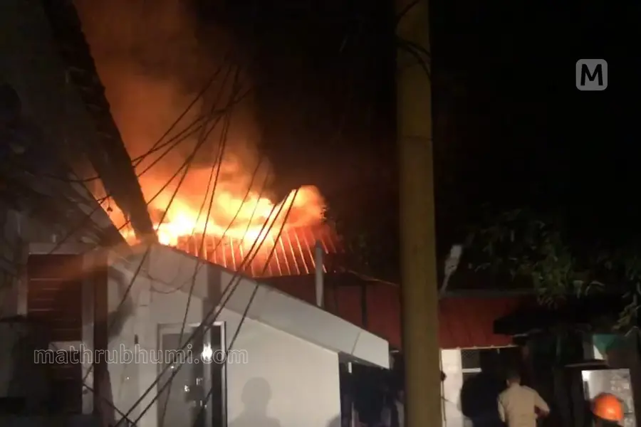 കന്റോൺമെന്റ് ഹൗസിന് പിന്നിൽ തീപ്പിടിത്തം; ആളപായമില്ല, തീ അണച്ചു