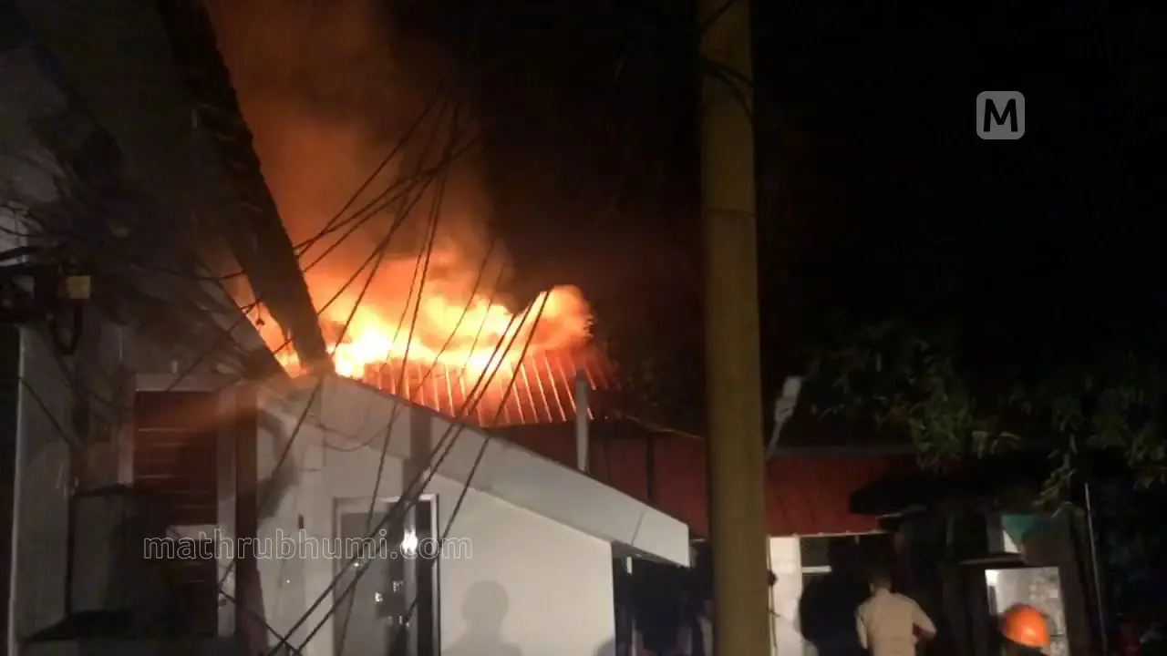 കെട്ടിടത്തിന് തീപ്പിടിച്ചപ്പോൾ | ഫോട്ടോ: മാതൃഭൂമി