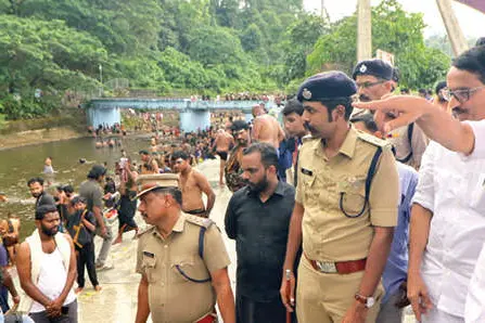 ശബരിമല തീർഥാടനം: പ്രവൃത്തികൾ യുദ്ധകാലാടിസ്ഥാനത്തിൽ പൂർത്തിയാക്കണം -മുഖ്യമന്ത്രി