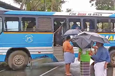 സ്വകാര്യബസ് നിയന്ത്രണംവിട്ട് മതിലിലിടിച്ച് യാത്രക്കാർക്ക് പരിക്ക്