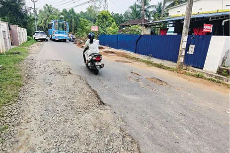 പേരിന് പുതിയ റോഡായി, ദുരിതയാത്ര തീരുന്നില്ല