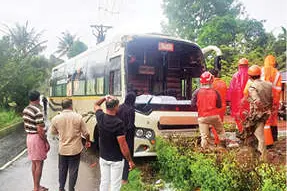 സ്വകാര്യബസും ട്രക്കും കൂട്ടിയിടിച്ചു