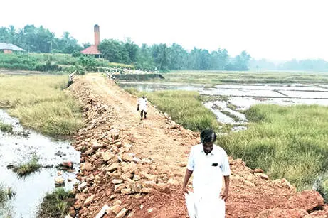 പാലം വന്ന് 12 വർഷം കഴിഞ്ഞിട്ടും കല്ലൻചിറയുടെ സ്വപ്നം പാതിവഴിയിൽ