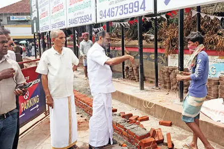 റെയിൽവേ സ്റ്റേഷന് സമീപത്തെ നടപ്പാതയിലെ അനധികൃത നിർമാണം നിർത്തിവെപ്പിച്ച് എം.എൽ.എ.