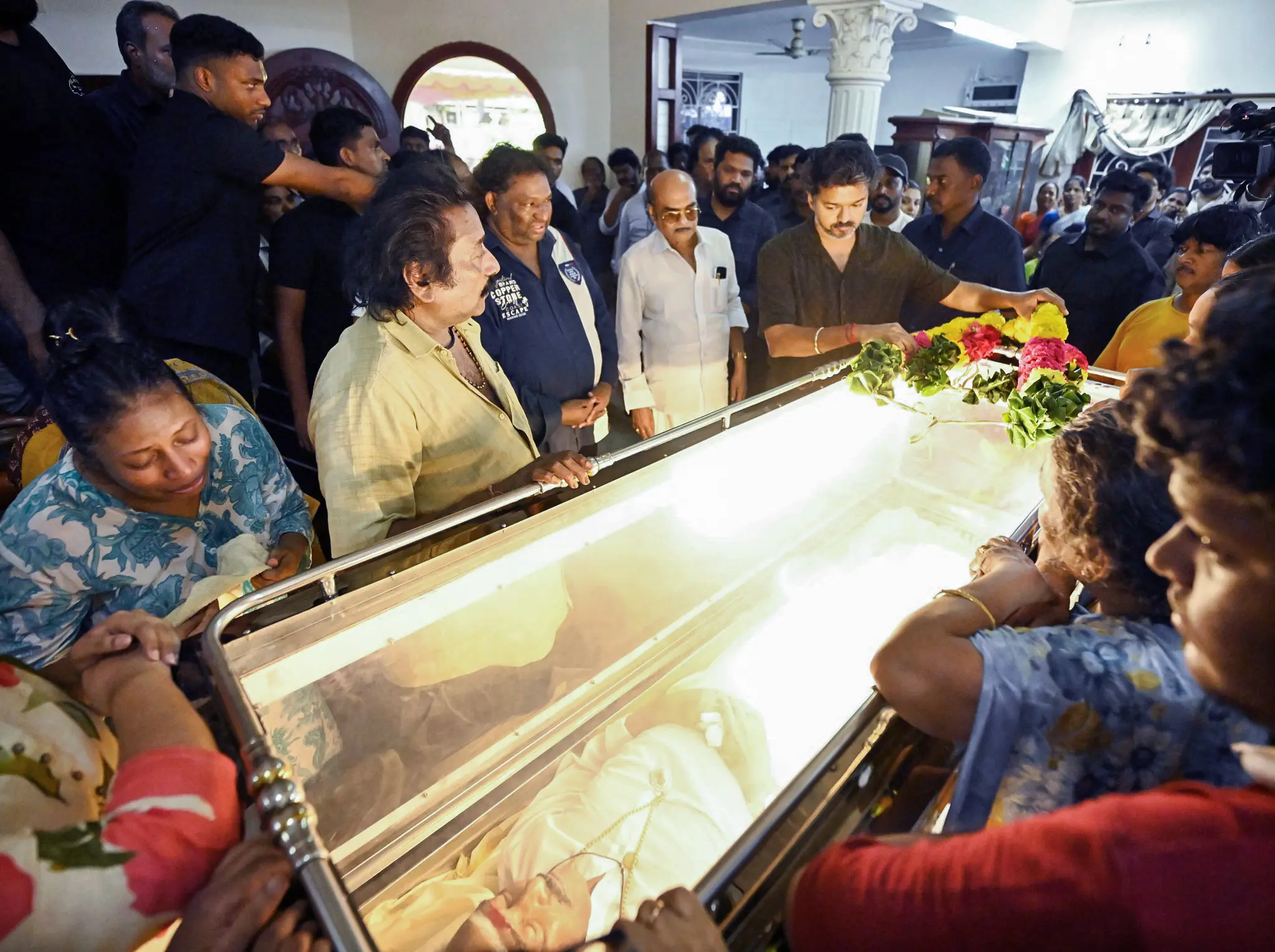 ദേവയ്ക്ക് അന്ത്യാഞ്ജലി അർപ്പിക്കാൻ വിജയ് എത്തിയപ്പോൾ | Photo: ANI