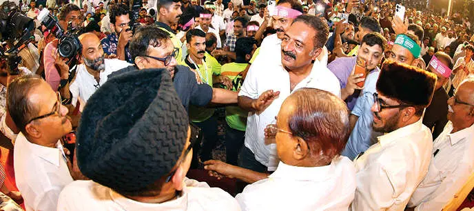 കോഴിക്കോട് ബീച്ചിലെ ഫ്രീഡം സ്ക്വയറിൽ മുസ്‌ലിം യൂത്ത് ലീഗ് സംഘടിപ്പിച്ച 24 മണിക്കൂർ ജന്തർമന്തർ സമരത്തിലേക്കുവന്ന സിനിമാ നടൻ പ്രകാശ് രാജിനെ യൂത്ത് ലീഗ് സംസ്ഥാന പ്രസിഡന്റ്‌ മുനവ്വറലി ശിഹാബ് തങ്ങളും മന്ത്രി പി.കെ. കുഞ്ഞാലിക്കുട്ടിയും ചേർന്ന് വേദിയിലേക്ക് സ്വീകരിക്കുന്നു. പി.എം.എ. സലാം, ഹാഷിർ അലി, എം.പി. അബ്ദുസമദ് സമദാനി എം.പി., പി.കെ. ഫിറോസ് എം.എൽ.എ., എം.എൻ. കാരശ്ശേരി തുടങ്ങിയവർ സമീപം | Photo: Mathrubhumi