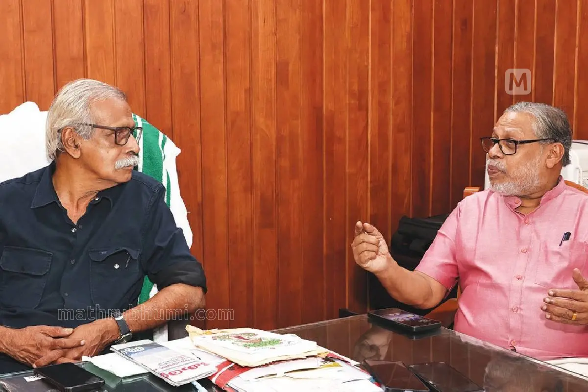 സാഹിത്യഅക്കാദമി പ്രസിഡന്റ് കല്പറ്റ നാരായണനും സെക്രട്ടറി എം.പി. സുരേന്ദ്രനും