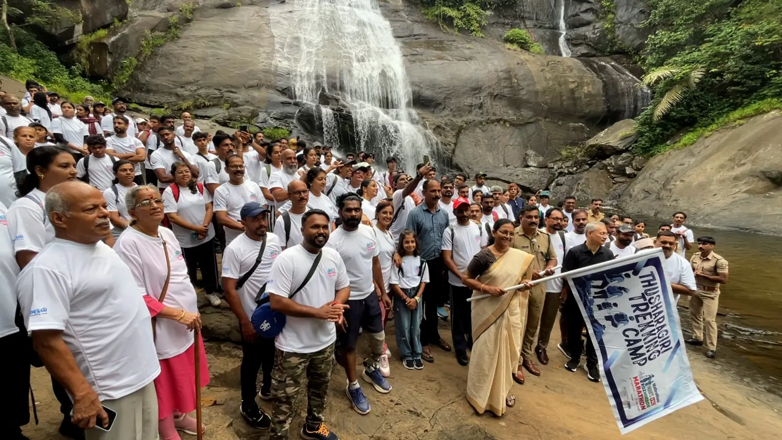 കോഴിക്കോട് മാരത്തണ്‍ തുഷാരഗിരി ട്രക്കിങ് കോഴിക്കോട് ജില്ലാ പഞ്ചായത്ത് പ്രസിഡന്റ് മില്ലി മോഹന്‍ ഫ്‌ലാഗ് ഓഫ് ചെയ്യുന്നു | ഫോട്ടോ: ആകാശ് എസ് മനോജ്