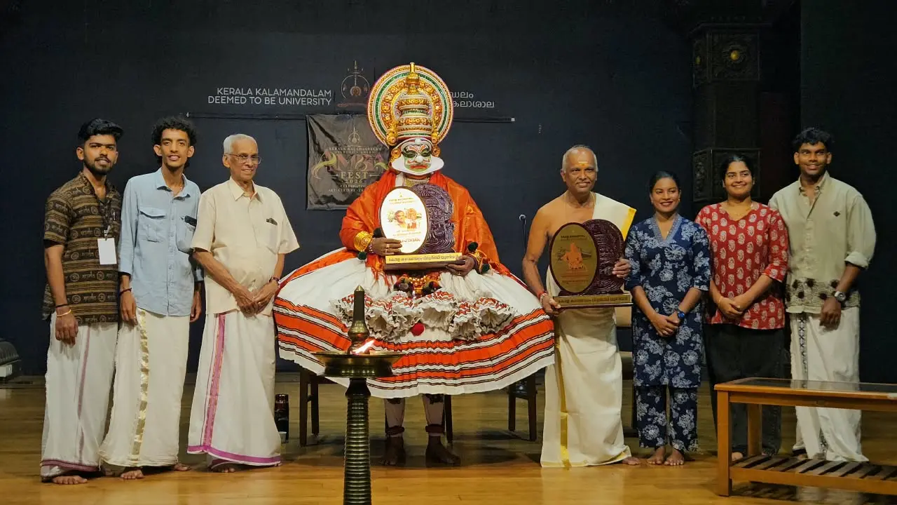 കലാമണ്ഡലം കൃഷ്കുമാറിനെയും കലാമണ്ഡലം ഉണ്ണികൃഷ്ണനെയും ആദരിച്ചു | ഫോട്ടോ: അറേഞ്ച്ഡ്