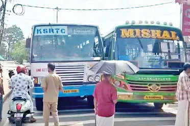 ഗതാഗതം സ്തംഭിപ്പിച്ച് റോഡിൽ തർക്കം