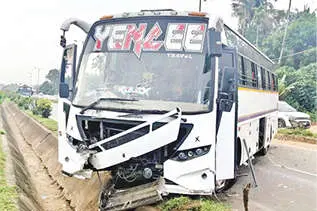 ടൂറിസ്റ്റ് ബസ് അപകടം; ഗതാഗതം തടസ്സപ്പെട്ടു