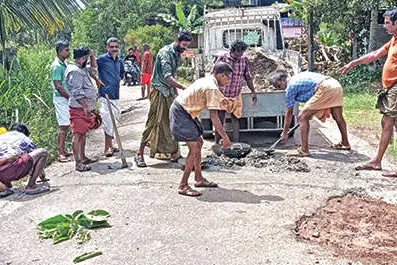 പുത്തൻചന്ത-കാഞ്ഞിരത്തുംമൂട് റോഡ് കുഴിയിൽച്ചാടി ജനം
