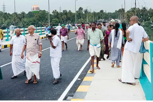 സ്വപ്നം പൂവണിഞ്ഞു... കായലിനുകുറുകേ വഴിതുറന്നു